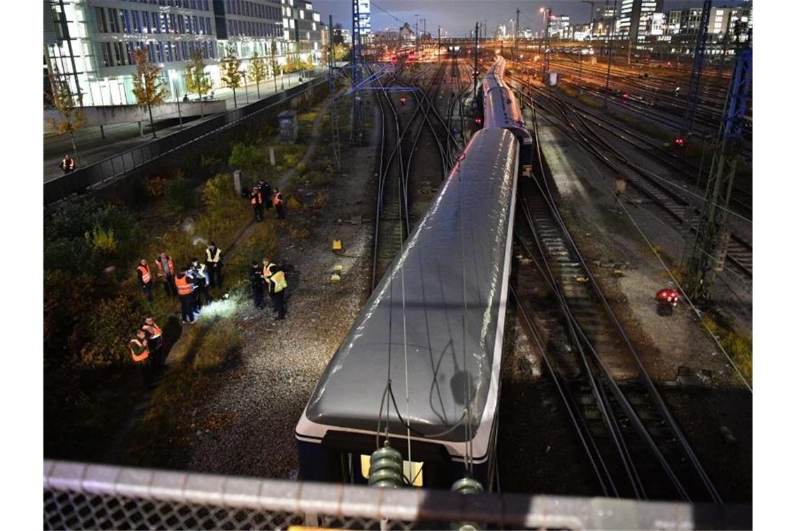 Der entgleiste Zug am Bahnhof Hackerbrücke in München. Foto: Lino Mirgeler/dpa