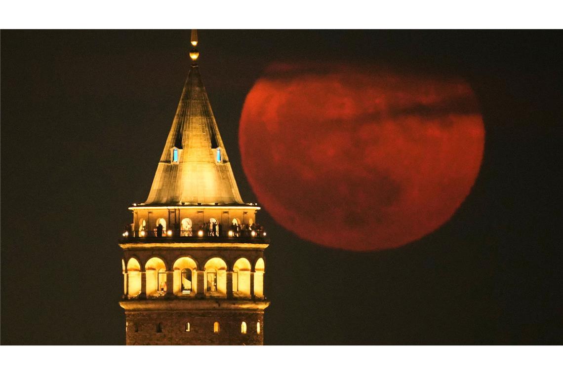 Blassroter Erdbeermond ziert Nachthimmel über Deutschland Der Erdbeermond geht hinter dem Galata-Turm in Istanbul auf.