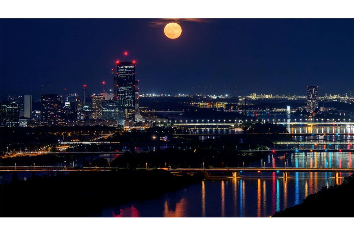 Blassroter Erdbeermond ziert Nachthimmel über Deutschland Der Erdbeermond über Wien