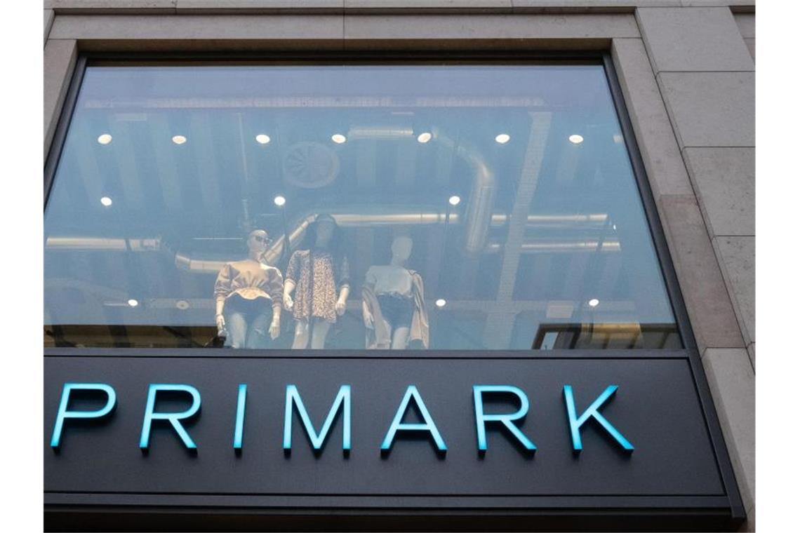 Der Erfolg von Fast-Fashion-Anbietern wie Primark oder Zara hält auch wahrend der Corona-Krise an. Foto: Marijan Murat/dpa