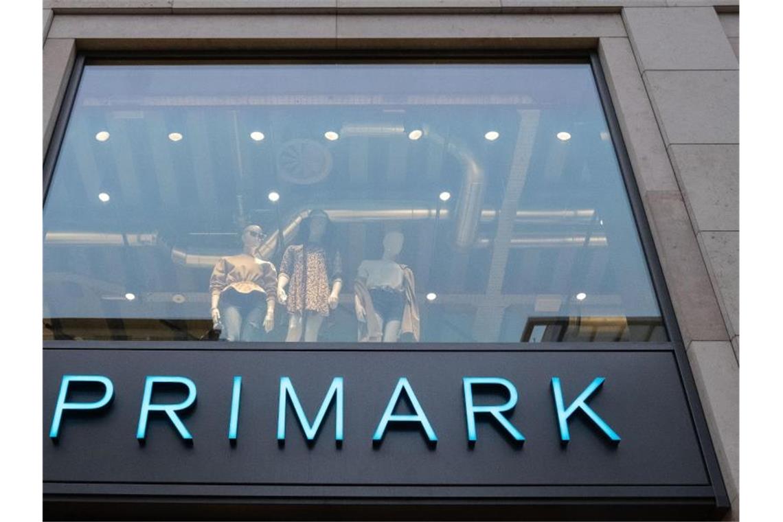 Modebranche in der Krise: Viele Firmen kämpfen ums Überleben Der Erfolg von Fast-Fashion-Anbietern wie Primark oder Zara hält auch wahrend der Corona-Krise an. Foto: Marijan Murat/dpa