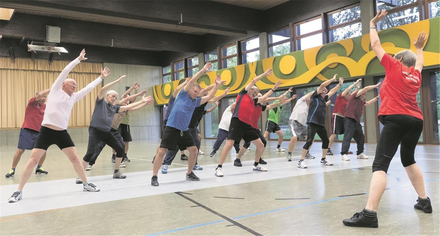 Viel Gymnastik, aber auch Gehirnjogging Der Erhalt von Kraft, Koordination und Beweglichkeit steht im Mittelpunkt der Übungen, die Mechthild Kallmann vormacht. Foto: J. Fiedler