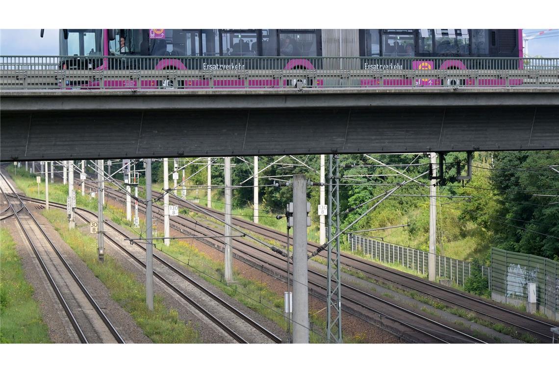 Bahn: Ersatzverkehr zwischen Hamburg und Berlin läuft stabil Der Ersatzverkehr mit Bussen läuft laut Bahn stabil.