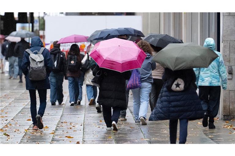 Der erste Adventssonntag wird grau und zeitweise nass (Symbolbild).