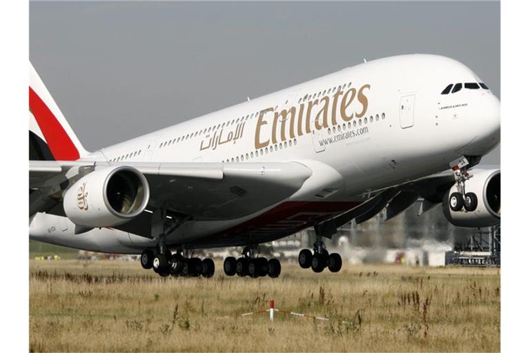 Der erste Airbus A380, der 2008 an die arabische Airline Emirates ausgeliefert wurde, startet am Airbus-Werk in Hamburg-Finkenwerder. Foto: Maurizio Gambarini/dpa