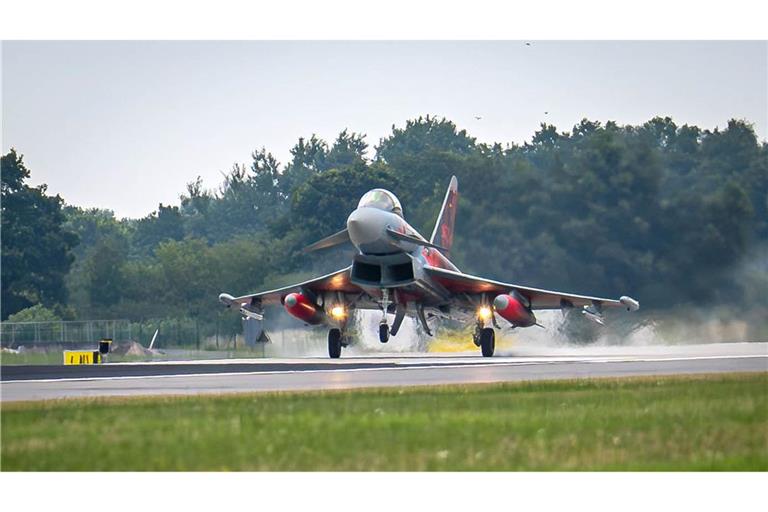 Der erste Eurofighter landet auf dem Flugplatz Wittmundhafen.