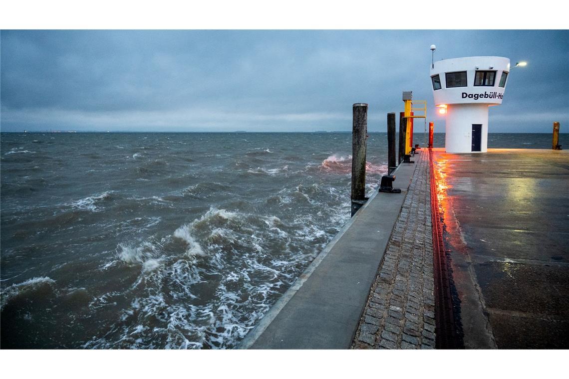 Der erste Herbststurm des Jahres zieht über die Nordsee.