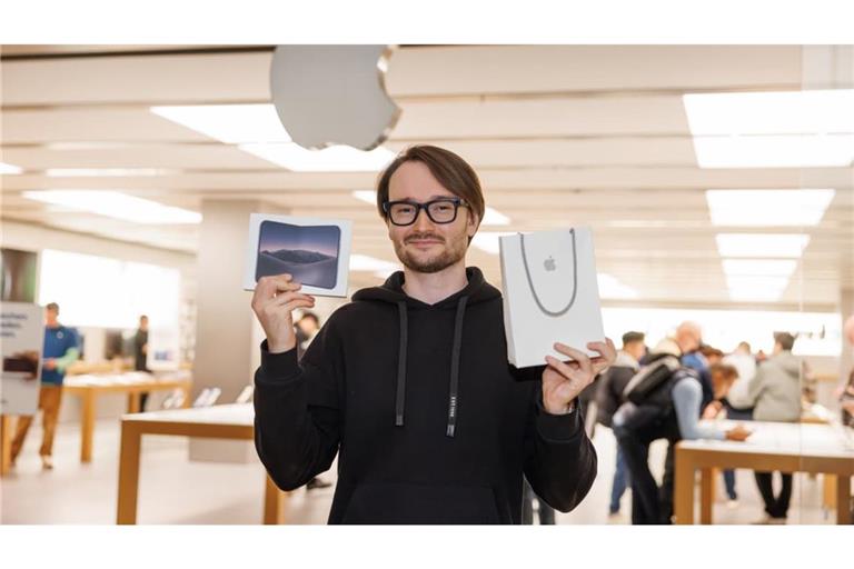 Der erste iPhone-Duo-Besitzer Baden-Württembergs: Alexander Shytiuk aus Filderstadt wartete seit 1 Uhr im Auto vor dem Center.