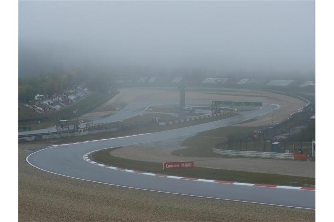 Qualifikation in Eifel - Rennleitung arbeitet an „Plan B“ Der erste Trainingstag auf dem Nürburgring wurde wegen des starken Regens abgesagt. Foto: Ronald Wittek/Pool EPA/AP/dpa