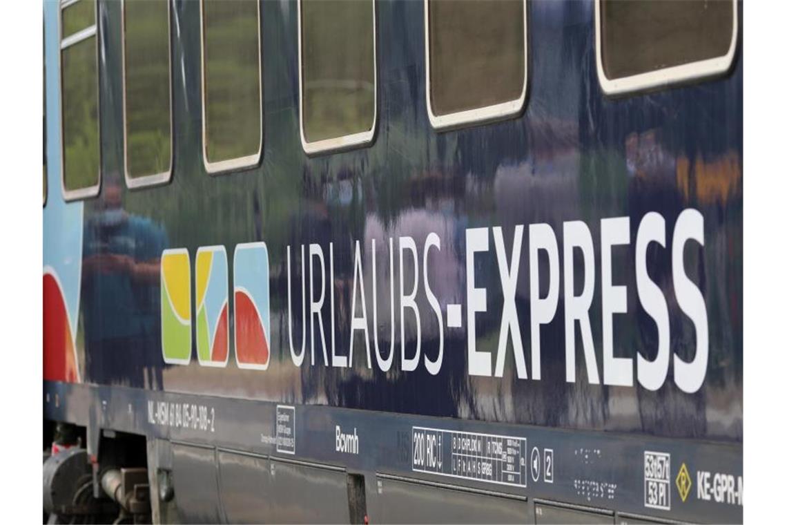 Erster Nachtzug aus Basel auf Rügen angekommen Der erste Urlaubs-Express aus Basel ist in den Bahnhof Rostock-Kassebohm eingefahren. Der Nachtzug ist auf dem Weg aus der Schweiz über Hamburg nach Binz auf der Ostseeinsel Rügen. Foto: Bernd Wüstneck/dpa-Zentralbild/dpa