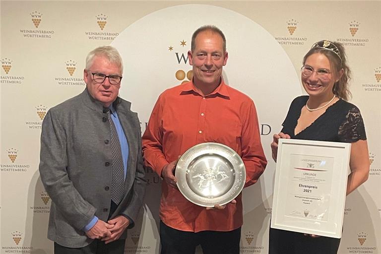 Der erste Vorsitzende Günther Ferber hat den Ehrenpreis 2021 nach der Laudatio von Bernhard Ritz (Regierungspräsidium Stuttgart) und der Württembergischen Weinkönigin Tamara Elbl voller Stolz in Empfang genommen. Foto: Weinbauverband Württemberg