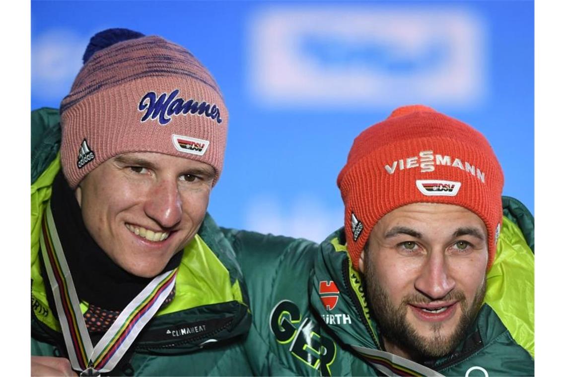 Der erste Weltcup der Skisprung-Saison findet im russischen Nischni Tagil statt. Mit dabei: Markus Eisenbichler (r) und Karl Geiger. Foto: Hendrik Schmidt/dpa/Archivbild