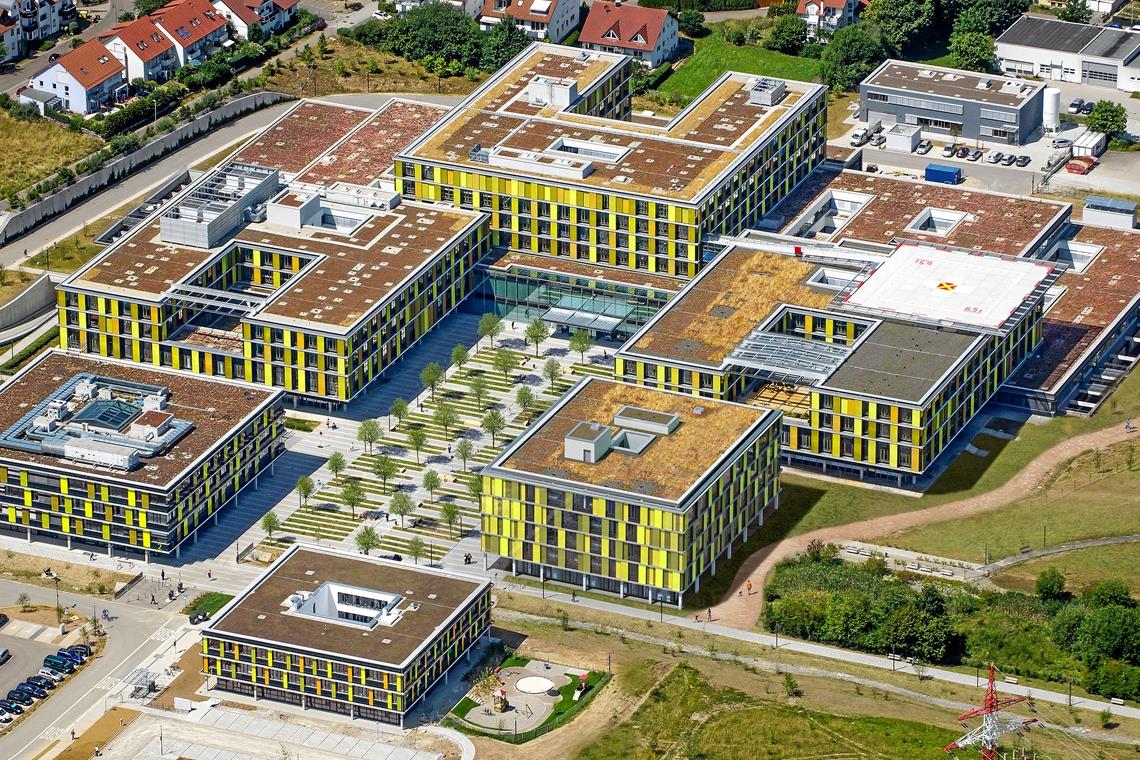 Der Erweiterungsbau des Klinikums Winnenden ist hier rechts hinter dem Verwaltungsgebäude (vorne) zu sehen. Visualisierung: Klinikum