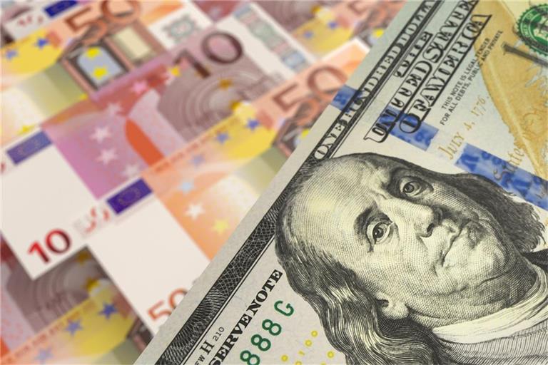 Der Euro legt spürbar zu. Doch was steckt hinter dem plötzlichen Kursanstieg zum Wochenstart? Das ist der Grund für die Bewegung am Devisenmarkt.