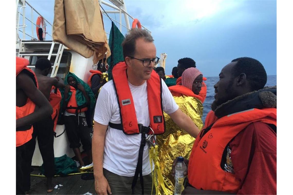 Der europapolitische Sprecher der SPD-Landtagsfraktion, Markus Rinderspacher, unterhält sich an Board des Seenot-Rettungsschiffs „Eleonore“ mit einem Flüchtling. Foto: SPD Bayern