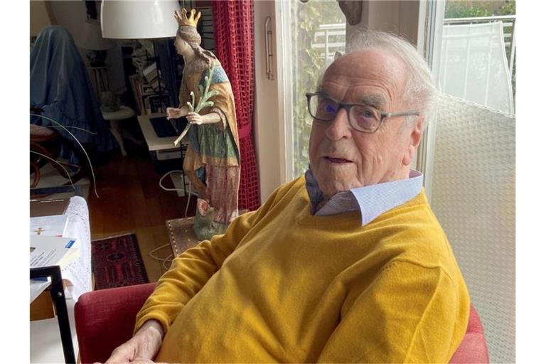 Der evangelische Theologe Jürgen Moltmann sitzt in seinem Wohnzimmer. Foto: Tatjana Bojic/dpa/Archivbild