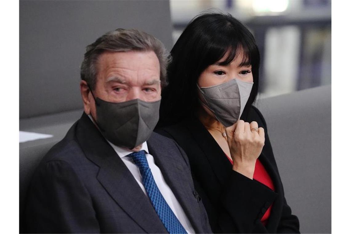 Der Ex-Bundeskanzler Gerhard Schröder sitzt mit seiner Frau So-yeon Schröder-Kim auf der Gäste-Tribüne. Foto: Kay Nietfeld/dpa