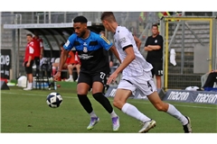 Der Ex-Göppinger Emanuel McDonald (li.) nimmt mit dem FSV Frankfurt drei Punkte mit am Hardtwald in Sandhausen. 
Foto: Baumann/Julia Rahn