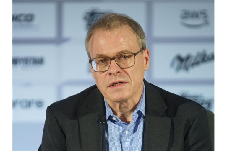 Der Ex-Schalke-Finanzchef Peter Peters kritisiert rückblickend den Deal mit dem russischen Sponsor Gazprom. Foto: Frank Rumpenhorst/dpa