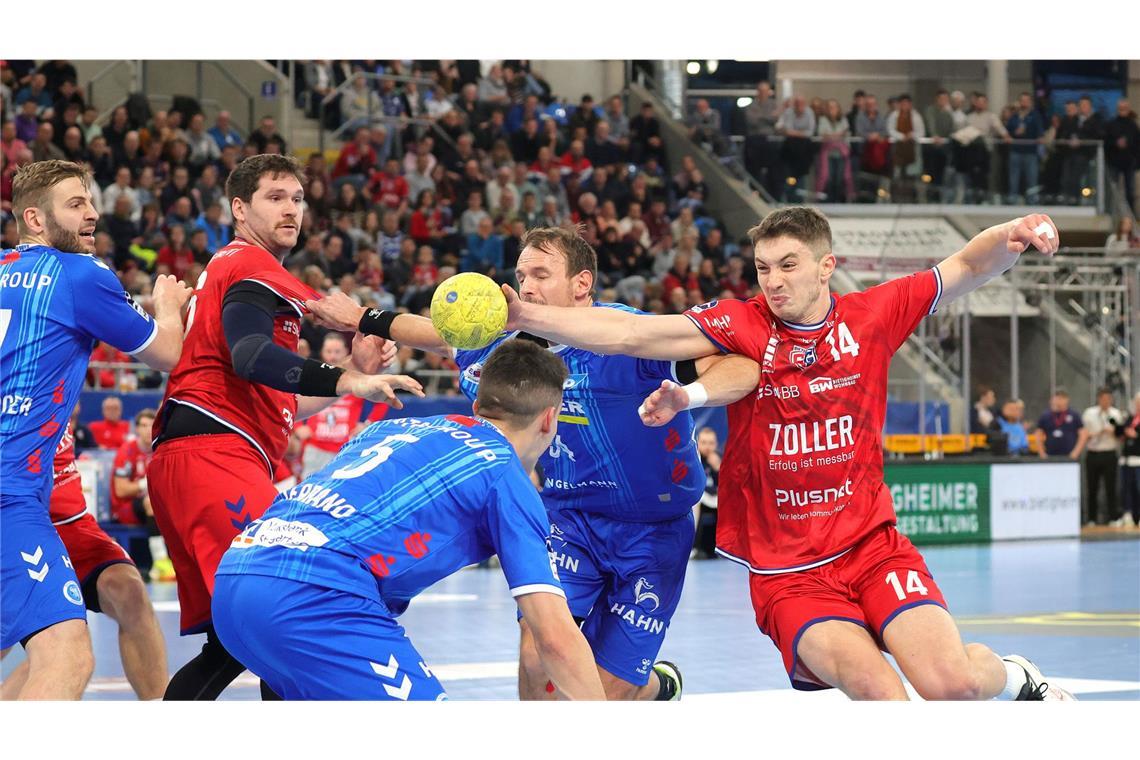 Lenny Rubins Gewaltwurf entscheidet Handball-Derby Der Ex-Stuttgarter Fynn Nicolaus (li.) versucht sich durchzusetzen.