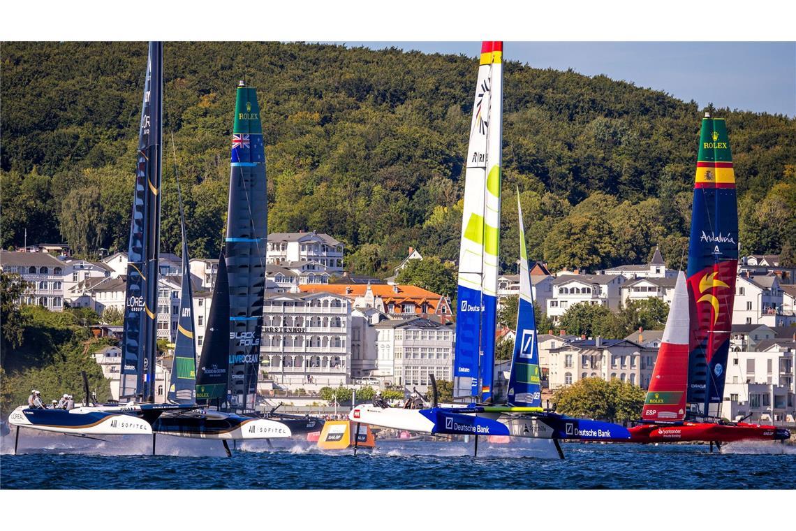 Der F50-Katamaran des deutschen Teams  führt das Feld nach dem Start des dritten Rennens auf der Ostsee vor Rügen an