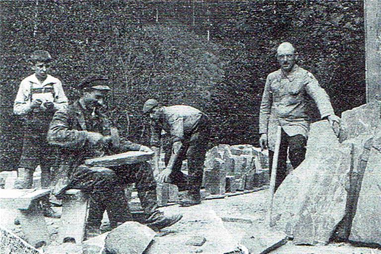 Der Fabrikant Weinmann und seine Arbeiter beim Plattenbrechen auf dem Brechplatz, um 1900. (Archivfoto: privat)