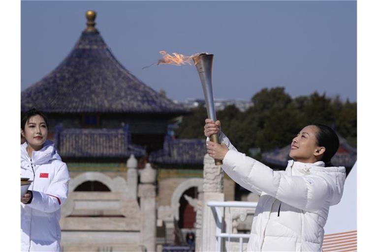 Der Fackellauf für die Winter-Paralympics in Peking hat begonnen. Foto: Ng Han Guan/AP/dpa