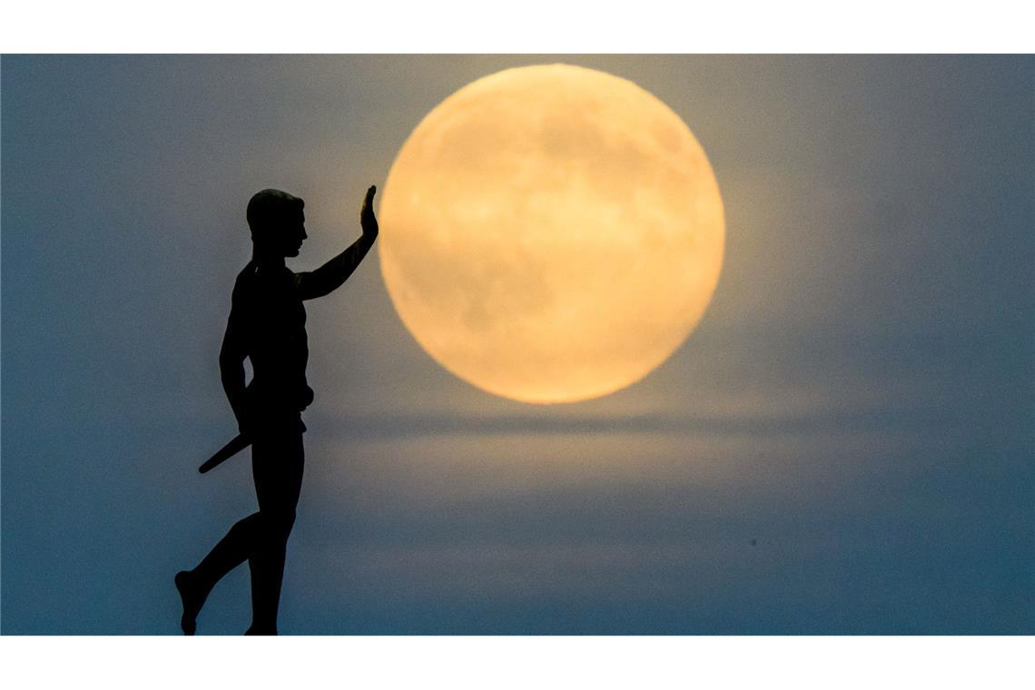 Der "Fackelträger" aus Hannover schiebt den Mond an....