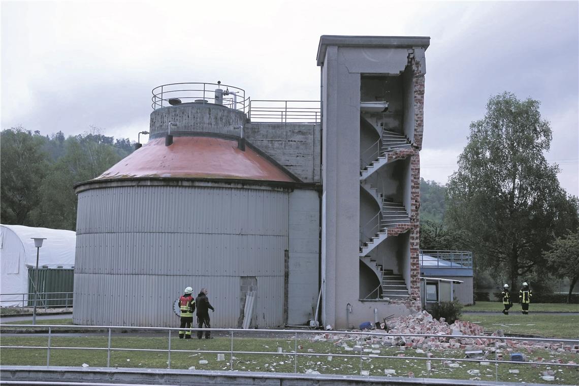 Der Fäulnisturm der Lorcher Kläranlage wurde bei der Explosion schwer beschädigt.Foto: 7Aktuell/K.Lermer