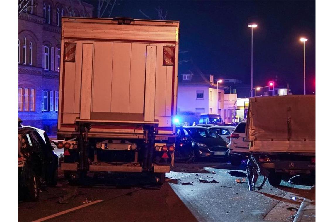 Der Fahrer des Lkw wurde nach dem Vorfall am Limburger Bahnhof festgenommen. Foto: Thorsten Wagner/dpa