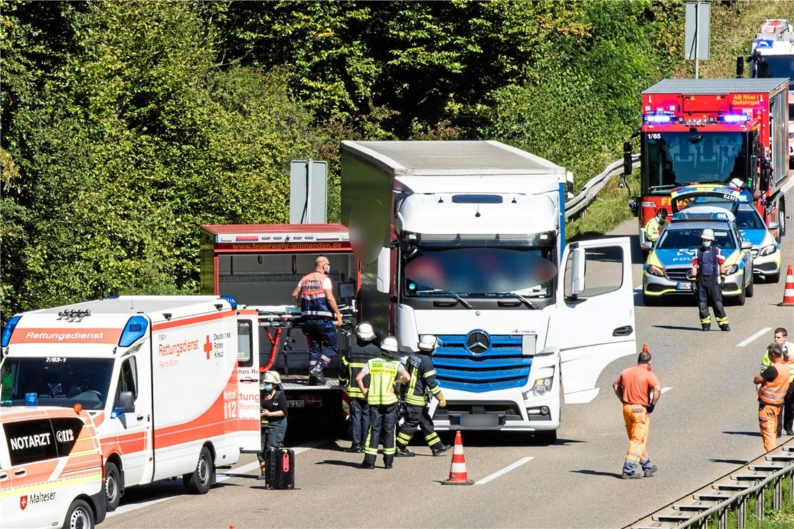 Der Fahrer des verunglückten Lastwagens konnte wiederbelebt werden. Foto: B. Beytekin