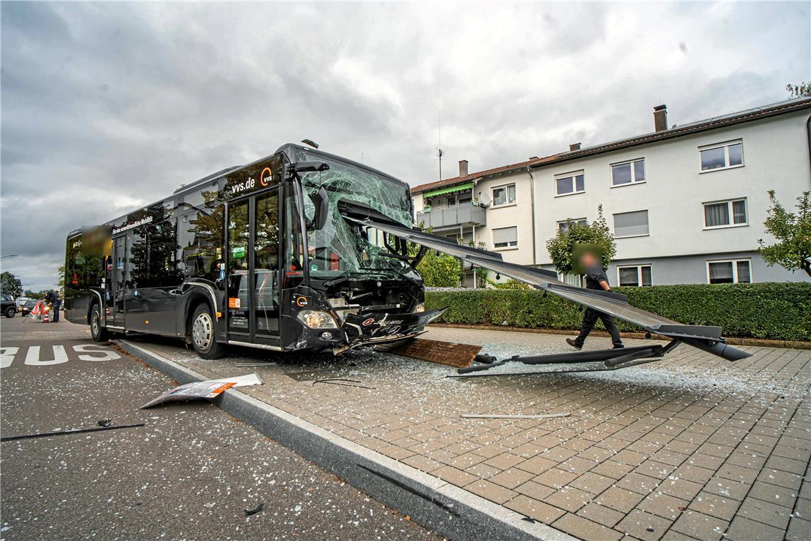 Der Fahrer hat wohl das Brems- mit dem Gaspedal verwechselt. Foto: 7aktuell / Simon Adomat