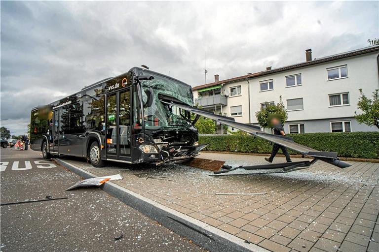 Der Fahrer hat wohl das Brems- mit dem Gaspedal verwechselt. Foto: 7aktuell / Simon Adomat