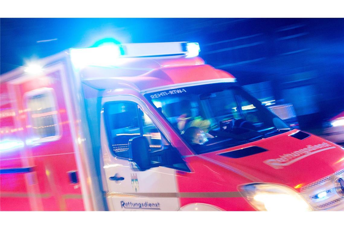 Der Fahrer konnte sich selbst aus dem Auto befreien, bevor Rettungskräfte ihn ins Krankenhaus brachten. (Symbolbild)