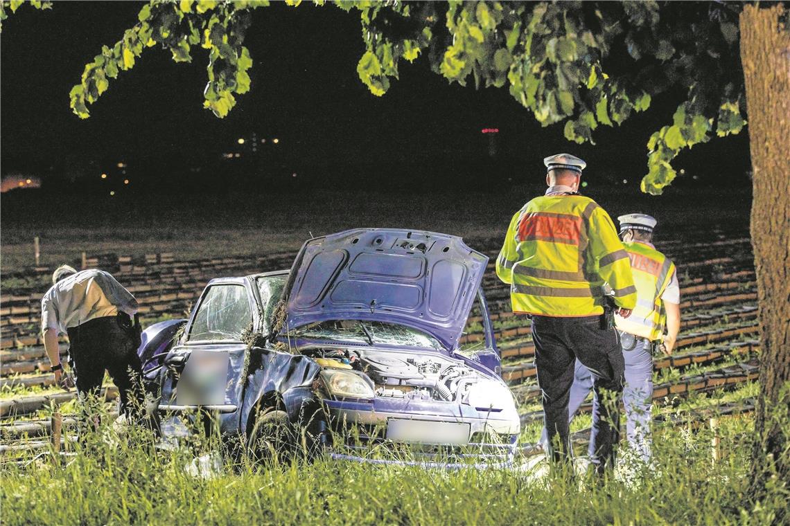 Mann prallt gegen Baum und stirbt Der Fahrer von dem Auto, das gegen zwei Bäume prallte und sich überschlug, kam bei dem Unfall ums Leben. Foto: B. Beytekin