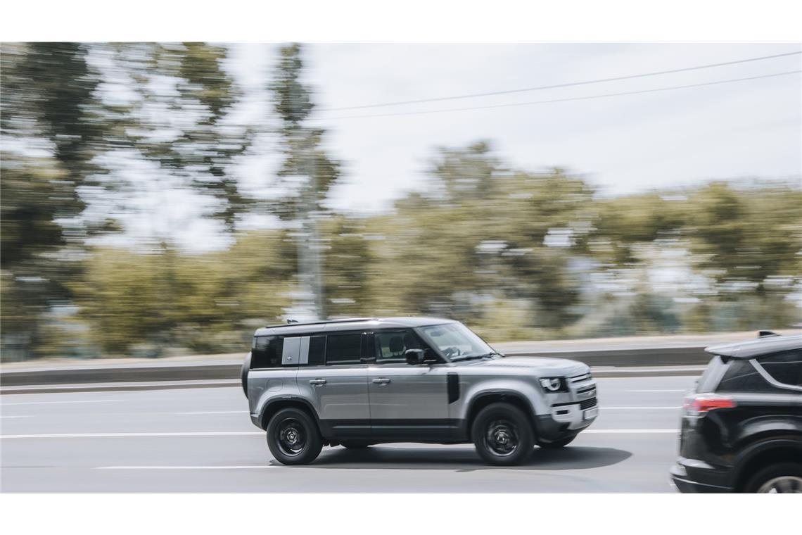 SUV-Fahrer verfolgt Rettungswagen – Zeugen gesucht Der Fahrer war mit einem grauen SUV Range Rover unterwegs. (Symbolbild)