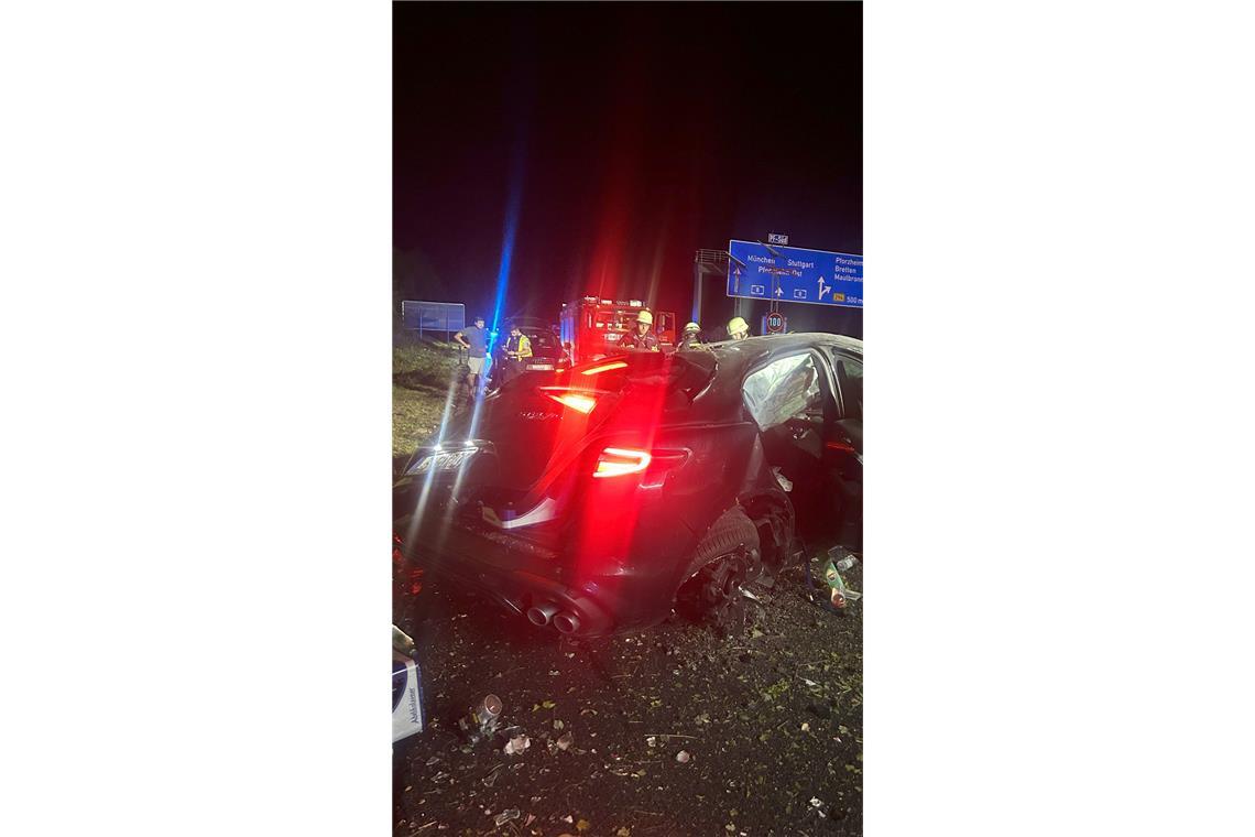 Fahrer lebensgefährlich verletzt – Ersthelfer löschen Autobrand Der Fahrer wurde bei dem Unfall lebensgefährlich, der Beifahrer schwer verletzt.