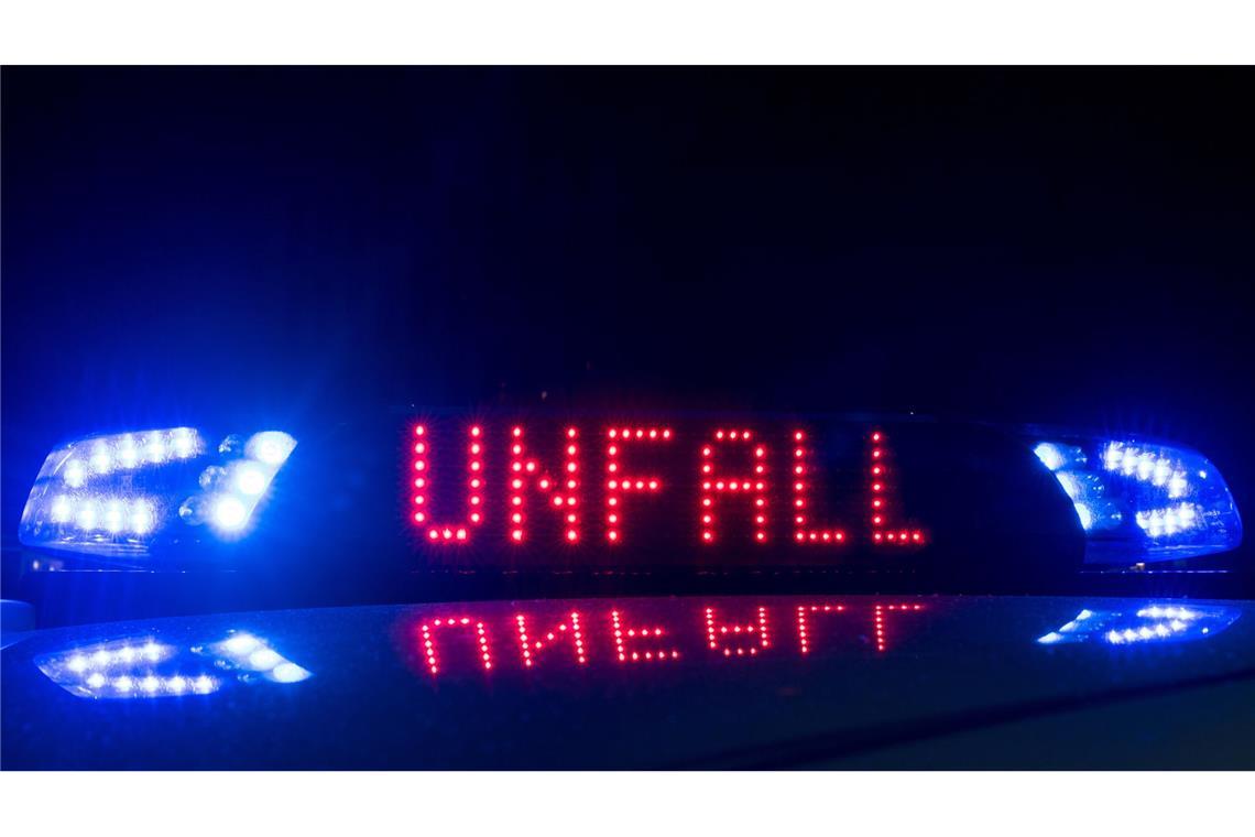 Der Fahrer wurde bei dem Unfall leicht verletzt. (Symbolbild)