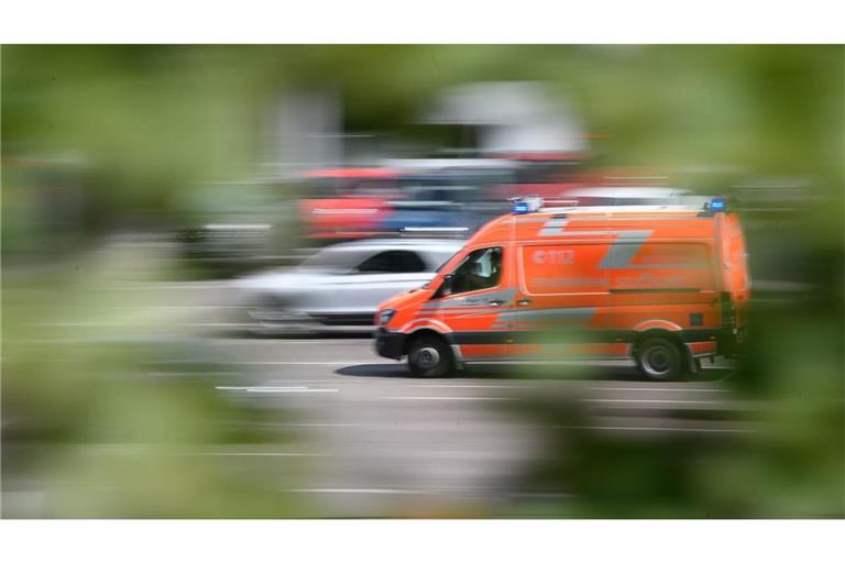 Der Fahrer wurde in eine Klinik gebracht. (Symbolbild)