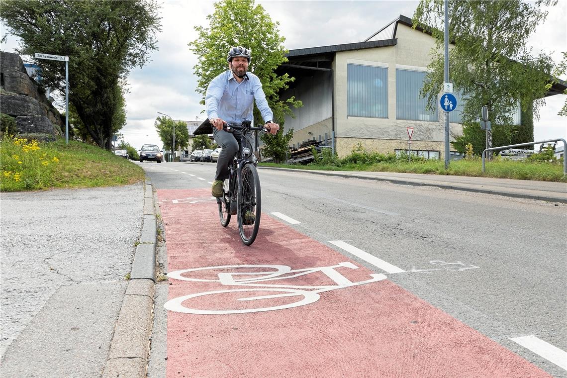 Backnang möchte Schutzstreifen für Radler beibehalten Der Fahrradbeauftragte Volker Knödler bei einer Testfahrt auf den Schutzstreifen. Archivfoto: Jörg Fiedler