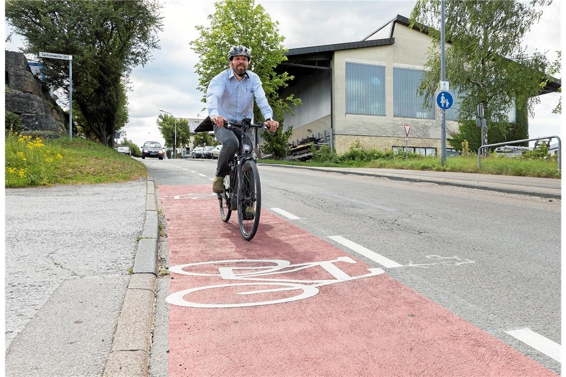 Der Fahrradbeauftragte Volker Knödler fährt auf einem Fahrradweg. 