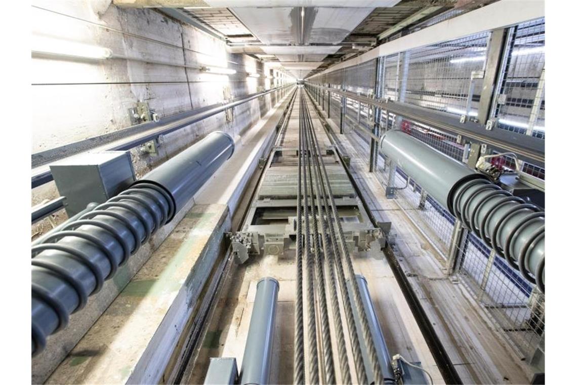 Verkauf der Aufzugssparte von Thyssenkrupp auf Zielgeraden Der Fahrstuhlschacht von ThyssenKrupp im Dreischeibenhaus in Düsseldorf. Foto: Marcel Kusch/dpa