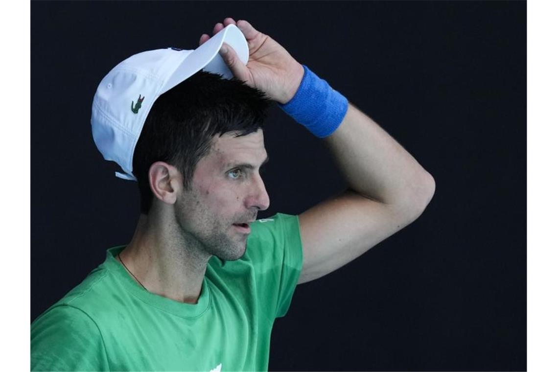 Vor Gerichtsentscheid: Djokovic erneut ins Abschiebehotel Der Fall Djokovic nimmt kein Ende: Am Sonntag soll der serbische Tennisprofi angehört werden. Foto: Mark Baker/AP/dpa