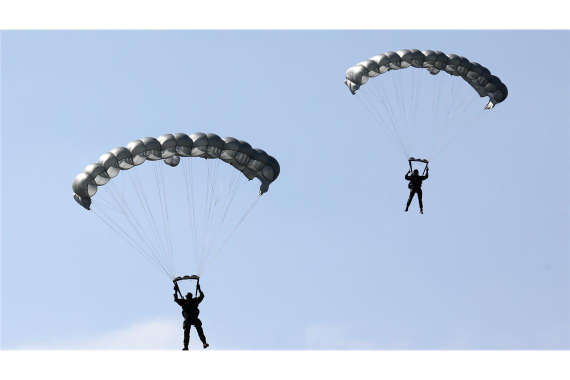 Der Fallschirmspringer blieb kurz vor dem Absprung an einer Klappe des Flugzeugs hängen. (Symbolbild)