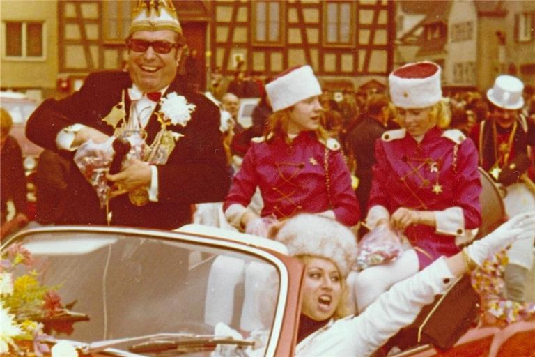 Der Faschingsumzug des Sulzbacher Carnevalsvereins erfreute sich schon 1973 größter Beliebtheit. Martin Schetter, der langjährige Präsident und die treibende Kraft bei der Gründung, war in einem Auto an vorderster Front dabei. Bei der Elferratssitzung des Backnanger Karnevals-Clubs traten unter anderem Harald Richter, Walter Berninger und Ernst Skarpil (rechtes Foto, von links) auf. Fotos: privat