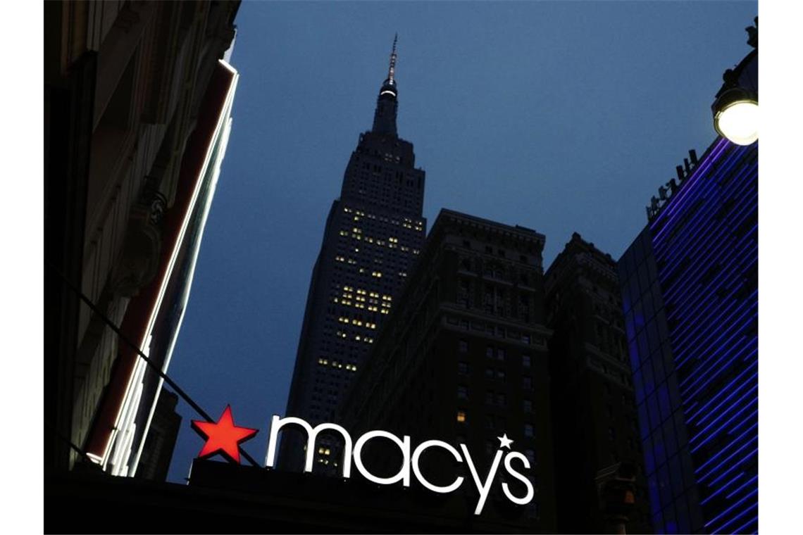 Kaufhaus-Ikone Macy's kündigt Filialabbau an Der fast 160 Jahre alte Konzern drückt schon lange mit Filialschließungen und Personalabbau die Kosten. Foto: Mark Lennihan/AP/dpa