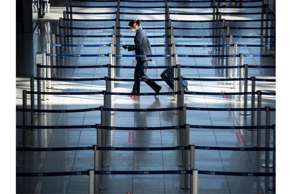 Der fast menschenleere Check-In am Düsseldorfer Flughafen. Foto: Federico Gambarini/dpa