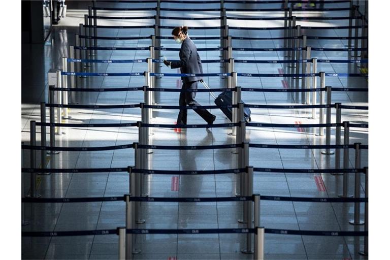 Der fast menschenleere Check-In am Düsseldorfer Flughafen. Foto: Federico Gambarini/dpa