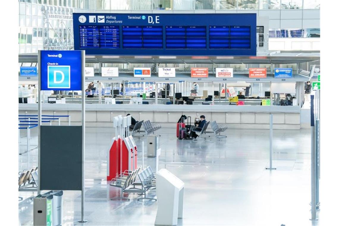 Der fast menschenleere Terminal 2 des Frankfurter Flughafens. Foto: Silas Stein/dpa