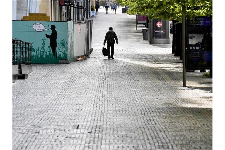 Der fast menschenleere Wenzelsplatz. Tschechien lockert langsam einige seiner Coronavirus-Beschränkungen, so sind auch Hochzeiten wieder erlaubt - mit Auflagen. Foto: Vít imánek/CTK/dpa